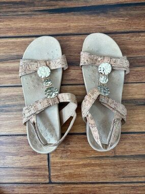 gold detailed sandal. ✨